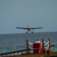 Wasserflugzeug im Anflug auf die Insel